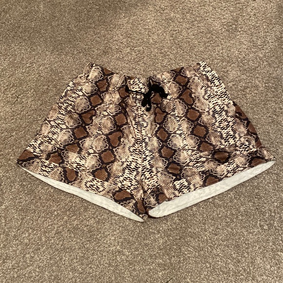 Snakeskin shorts, size XL - Picture 1 of 6